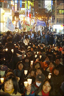 29일 오후 '한미FTA저지 2차 범국민총궐기대회' 참가자들이 경찰에 의해 원천봉쇄된 서울시청앞 광장을 피해 을지로입구 네거리를 점거한 채 기습시위를 벌인 뒤 명동거리에서 촛불집회를 열고 있다. 